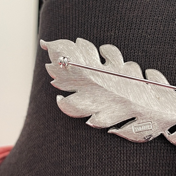 Vintage Crown Trifari Leaf Silver Signed Brooch Pin - Picture 4 of 7